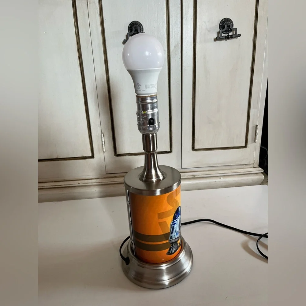 Star Wars table lamp with rolled metal plate of R2D2, C-3PO, BB8 & logo rare
